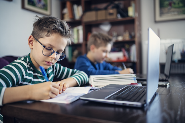Online learning will continue for students in several large school districts due to spiking coronavirus outbreaks in their regions. (GettyImages/Imgorthand)