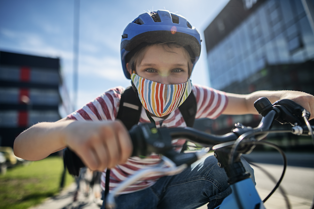 One-third of U.S. parents think the streets around their schools are too dangerous for walking or cycling, while 63% remained concerned about air quality and road safety, according to a UNICEF survey. (GettyImages/Imgorthand)