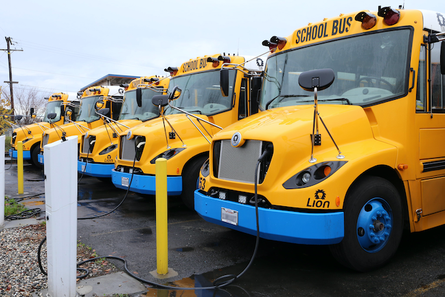Electric buses charge at Twin Rivers USD in Sacramento, California. (Photo: Adrienne Orilla/Green For All)